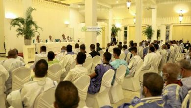 صورة رئيس الجمهورية يجتمع بممثلين عن الجالية في غامبيا