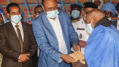 صورة والي الحوض الشرقي يسلم مبالغ مالية لذوي الضحايا في عدل بكرو