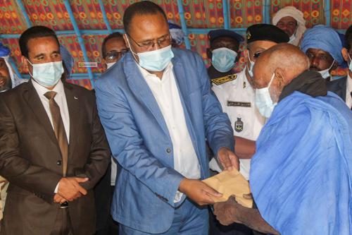 صورة والي الحوض الشرقي يسلم مبالغ مالية لذوي الضحايا في عدل بكرو