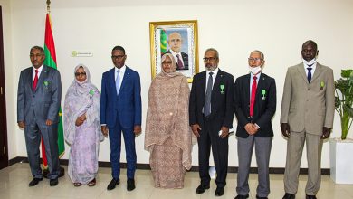 صورة الوزير الأول يوشح موظفين بالوزارة الاولى