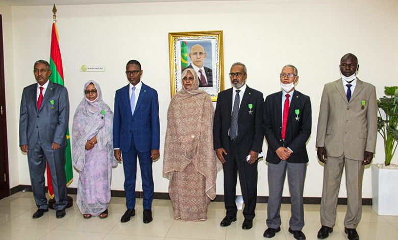 صورة الوزير الأول يوشح موظفين بالوزارة الاولى