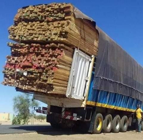 صورة ساحل العاح تمنع شاحنات موريتانية  تحمل الاخشاب من مغادرة اراضيها