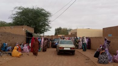 صورة العيون / مواطنون يتجمعون دون اي اجراءات احترازية للحصول على نصيب من زكاة