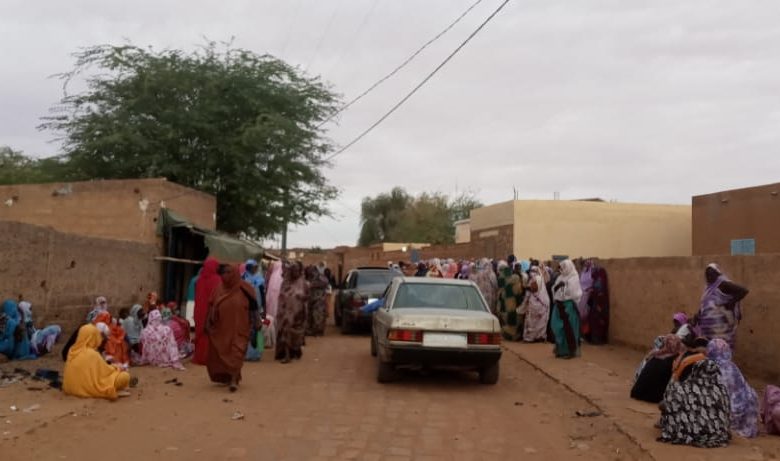 صورة العيون / مواطنون يتجمعون دون اي اجراءات احترازية للحصول على نصيب من زكاة