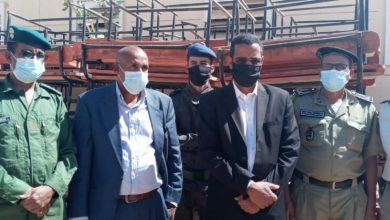 صورة كيفة/ الحاكم يشرف من المفتشية المقاطعية لوزارة  التهذيب على توزيع مئات الطاولات المدرسية وآلاف الكمامات