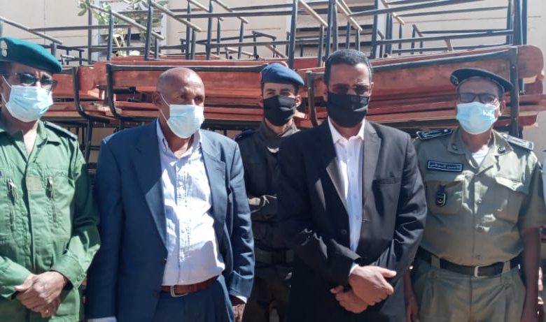 صورة كيفة/ الحاكم يشرف من المفتشية المقاطعية لوزارة  التهذيب على توزيع مئات الطاولات المدرسية وآلاف الكمامات