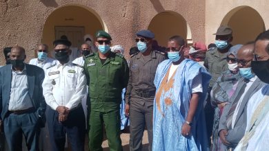 صورة كيفه / والي لعصابة يشرف على توزيع آلاف الكمامات على المؤسسات التعليمية