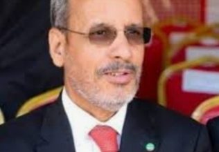 صورة الامين العام لوزارة التهذيب يوقع  مذكرة تعيين و تحويل  لاساتذة