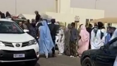 صورة الشرطة  تفرق تجمع  لانصار الرئيس السابق  من  امام مستشفى  القلب