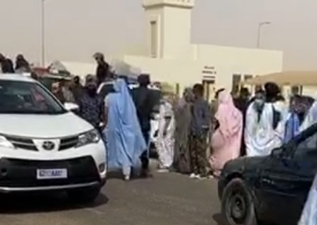 صورة الشرطة  تفرق تجمع  لانصار الرئيس السابق  من  امام مستشفى  القلب