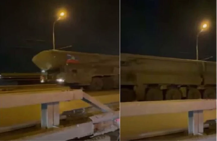 صورة روسيا تنقل صواريخ يوم القيامة النووية على شاحنات ضخمة داخل أوكرانيا..
