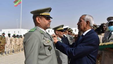 صورة وزير الدفاع يوشح عددا من الضباط وضباط الصف والجنود