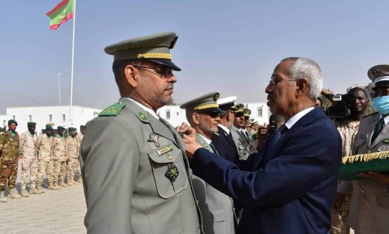 صورة وزير الدفاع يوشح عددا من الضباط وضباط الصف والجنود