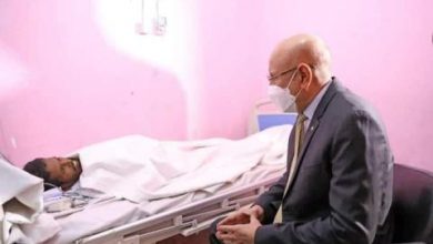 صورة رئيس الجمهورية يؤدي زيارة للشاب الناجي من انهار مجهر اصبيبرات