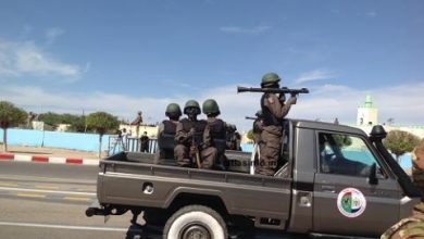 صورة اطلاق سراح أفراد فرقة الحرس التي كانت تتولى حراسة السجناء الفارين