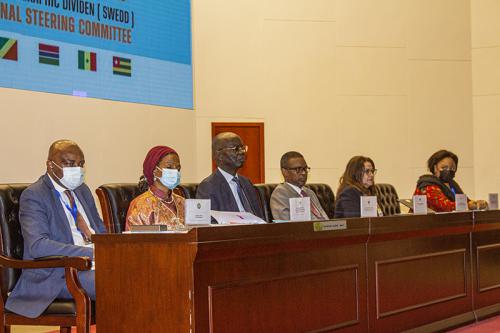 صورة الوزير الأول يشرف على افتتاح الدورة السادسة العادية للجنة التوجيهية الإقليمية لمشروع (اسويد)