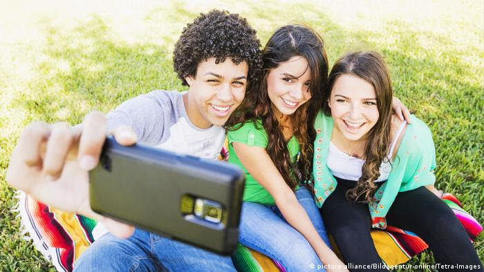 صورة خبراء يحددون العمر المناسب لاقتناء الهاتف الذكي للأطفال