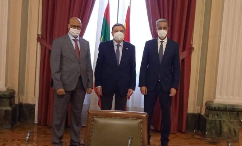 صورة وزير الزراعة يتباحث مع نظيره الإسباني ويزور مركز تقنيات الري الحديث