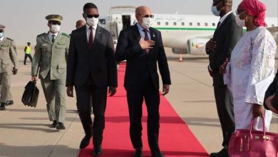 صورة الوزير الأول يقدم استقالة حكومته لرئيس الجمهورية