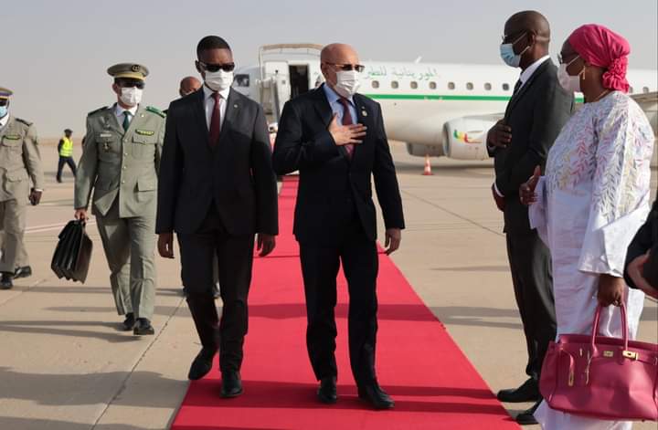 صورة الوزير الأول يقدم استقالة حكومته لرئيس الجمهورية