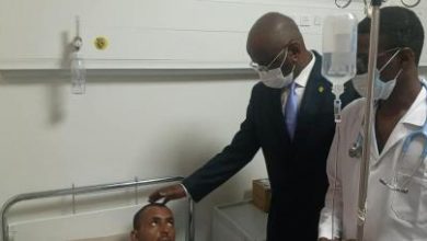 صورة وزير الداخلية يزور جرحى أصيبوا في إطلاق نار بمالي