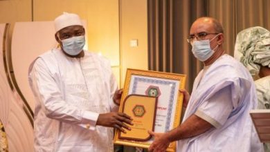 صورة الرئيس الغامبي يكرم موريتانيا كأحسن دافع للضرائب في غامبيا