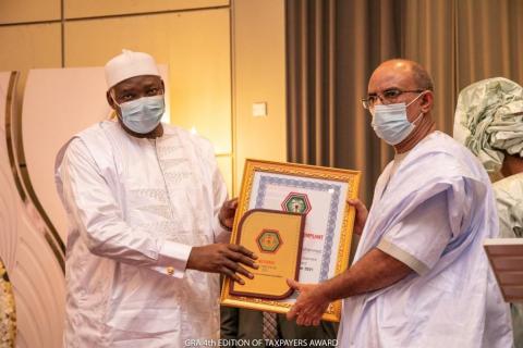 صورة الرئيس الغامبي يكرم موريتانيا كأحسن دافع للضرائب في غامبيا