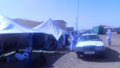 صورة كيفه /  عمدة بلدية  الملگ   يوفر الماء والشاي والظلال للمنمين  امام  مخازن CSA