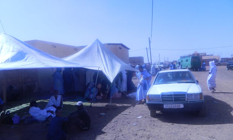 صورة كيفه /  عمدة بلدية  الملگ   يوفر الماء والشاي والظلال للمنمين  امام  مخازن CSA