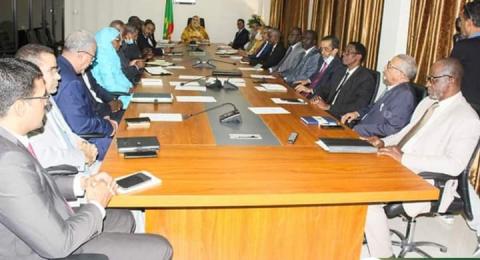 صورة الامينة العامة للحكومة تبلغ الامناء العامون للوزارت  رسالة من رئيس الجمهورية