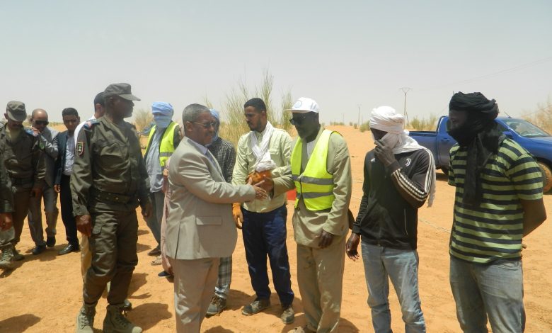 صورة كيفه/ والي لعصابة في زيارة لمحطة الكهروباء وأخرى  لٱبار نكط