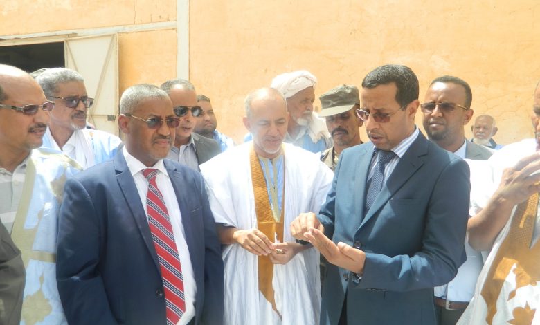 صورة والي لعصابة يتفقد  انطلاقة عملية توزيع الاعلاف على المنمين