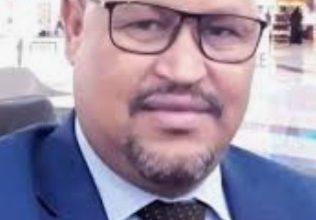 صورة وزير الزراعة سيدنا أحمد إعلي ( عشرة أشهر في خدمة الجمهورية.)