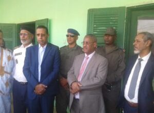 صورة والي لعصابة يشرف على توزيع مواد غذائية ضمن عملية افطار الصائم