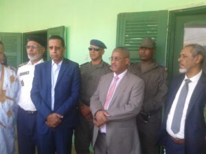 صورة والي لعصابة يشرف على توزيع مواد غذائية ضمن عملية افطار الصائم