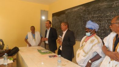 صورة كيفه: افتتاح ورشة تكوينية لصالح مديري المدارس المكتملة الأساسية والثانوية في لعصابه كيفه,  06/05/2022  بدأت اليوم الجمعة في مدينة كيفه بولاية لعصابه أعمال ورشة تكوينية حول تطوير أداء المؤسسات التعليمية المنظم من طرف “مشروع المدرسة”، لصالح مديري المدارس المكتملة الأساسية والثانوية.  وسيتلقى المشاركون في اللقاء عروضا تتعلق بتطوير أداء المؤسسات التعليمية من حيث السياق والمحاور والأهداف والمرتكزات الكبرى التي يتأسس عليها مشروع المدرسة.  وأوضح مدير ديوان والي لعصابه السيد أحمد بزيد ولد أحمد يعقوب، أن الهدف من افتتاح الورشة، هو تعزير قدرات المكونين وزيادة خبراتهم من أجل وضع تصور عام يشكل إطارا مرجعيا للمؤسسات التعليمية المكتملة الأساسية والثانوية وخلق فضاء للنقاش بين الطواقم التربوية وبين التلاميذ.  وأكد أن السلطات العمومية تبذل جهودا كبيرة للنهوض بالتعليم، داعيا المشاركين في الورشة إلى الاستفادة من العروض القيمة.  وبدوره أبرز المدير الجهوي للتهذيب الوطني وإصلاح النظام التعليمي السيد عالي ولد اكريكد أهمية هذه التكوينات في تحسين مستوى الطاقم التربوي من خلال استفادة 125 مدير مدرسة ابتدائية و25 مدير ثانوية وإعدادية و14 مكونا.  ونشير إلى أن المشرفين الميدانيين على المؤسسات التعليمية المحلية سبق أن تلقوا الأيام الماضية تكوينا مماثلا على مختلف محاور المشروع.  وحضر افتتاح الورشة الحاكم المساعد لمقاطعة كيفه وممثلو السلطات الأمنية في الولاية