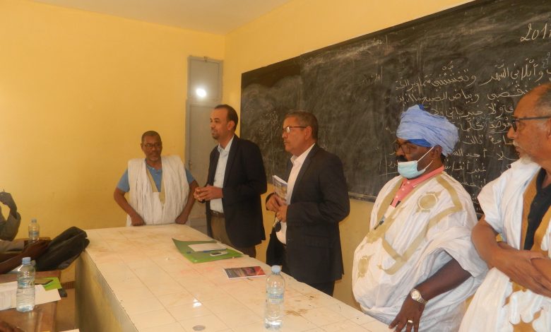 صورة كيفه: افتتاح ورشة تكوينية لصالح مديري المدارس المكتملة الأساسية والثانوية في لعصابه كيفه,  06/05/2022  بدأت اليوم الجمعة في مدينة كيفه بولاية لعصابه أعمال ورشة تكوينية حول تطوير أداء المؤسسات التعليمية المنظم من طرف “مشروع المدرسة”، لصالح مديري المدارس المكتملة الأساسية والثانوية.  وسيتلقى المشاركون في اللقاء عروضا تتعلق بتطوير أداء المؤسسات التعليمية من حيث السياق والمحاور والأهداف والمرتكزات الكبرى التي يتأسس عليها مشروع المدرسة.  وأوضح مدير ديوان والي لعصابه السيد أحمد بزيد ولد أحمد يعقوب، أن الهدف من افتتاح الورشة، هو تعزير قدرات المكونين وزيادة خبراتهم من أجل وضع تصور عام يشكل إطارا مرجعيا للمؤسسات التعليمية المكتملة الأساسية والثانوية وخلق فضاء للنقاش بين الطواقم التربوية وبين التلاميذ.  وأكد أن السلطات العمومية تبذل جهودا كبيرة للنهوض بالتعليم، داعيا المشاركين في الورشة إلى الاستفادة من العروض القيمة.  وبدوره أبرز المدير الجهوي للتهذيب الوطني وإصلاح النظام التعليمي السيد عالي ولد اكريكد أهمية هذه التكوينات في تحسين مستوى الطاقم التربوي من خلال استفادة 125 مدير مدرسة ابتدائية و25 مدير ثانوية وإعدادية و14 مكونا.  ونشير إلى أن المشرفين الميدانيين على المؤسسات التعليمية المحلية سبق أن تلقوا الأيام الماضية تكوينا مماثلا على مختلف محاور المشروع.  وحضر افتتاح الورشة الحاكم المساعد لمقاطعة كيفه وممثلو السلطات الأمنية في الولاية