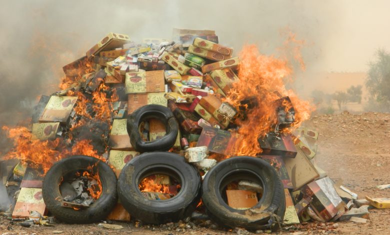 صورة كيفه/ الحاكم يشرف على اتلاف اكثر من 3طن من المواد الفاسدة