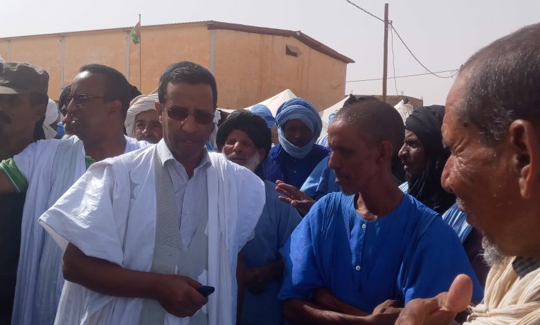 صورة كيفه / الحاكم يؤدي زيارة  للمنمين امام مكاتب مفوضية الامن الغذائي