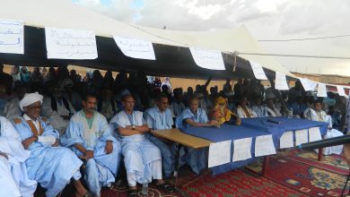 صورة كيفه / بالدموع والثناء  قطع الشريط الرمزي  لشارع المرحوم المصطفى ولد الشيخ