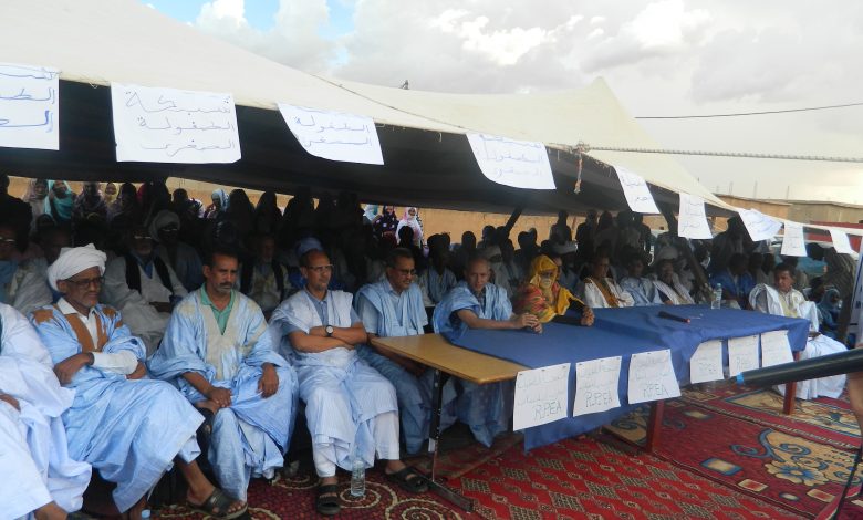 صورة كيفه / بالدموع والثناء  قطع الشريط الرمزي  لشارع المرحوم المصطفى ولد الشيخ