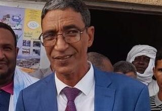 صورة لحظات مؤثرة لمواطنين  يودعون مدير سوق السمك