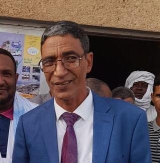 صورة لحظات مؤثرة لمواطنين  يودعون مدير سوق السمك