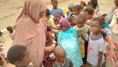 صورة كيفه / بنت إكبار تشرف على اطلاق سقاية وتوزيع ملابس على الفقراء في حي المطار