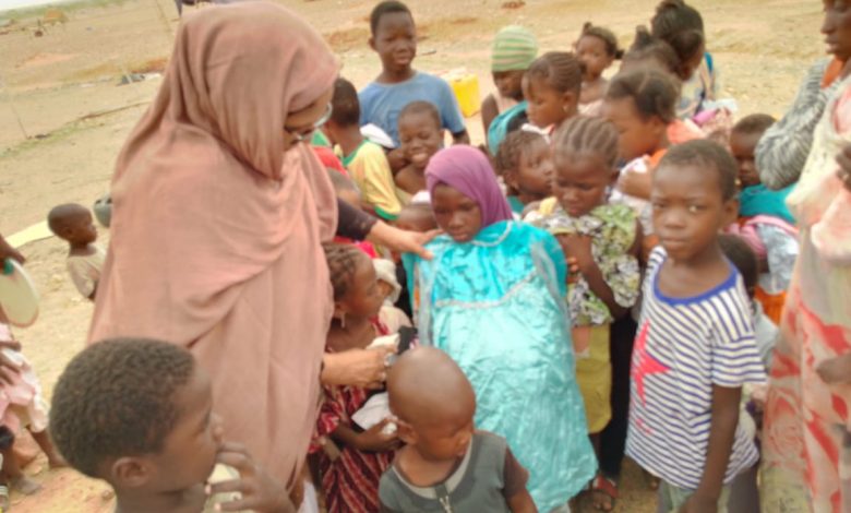 صورة كيفه / بنت إكبار تشرف على اطلاق سقاية وتوزيع ملابس على الفقراء في حي المطار