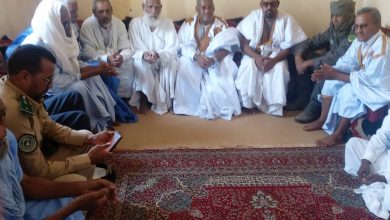 صورة والي لعصابه يقدم التعازي بإسم رئيس الجمهورية لاسرة اهل فحفو الكريمة