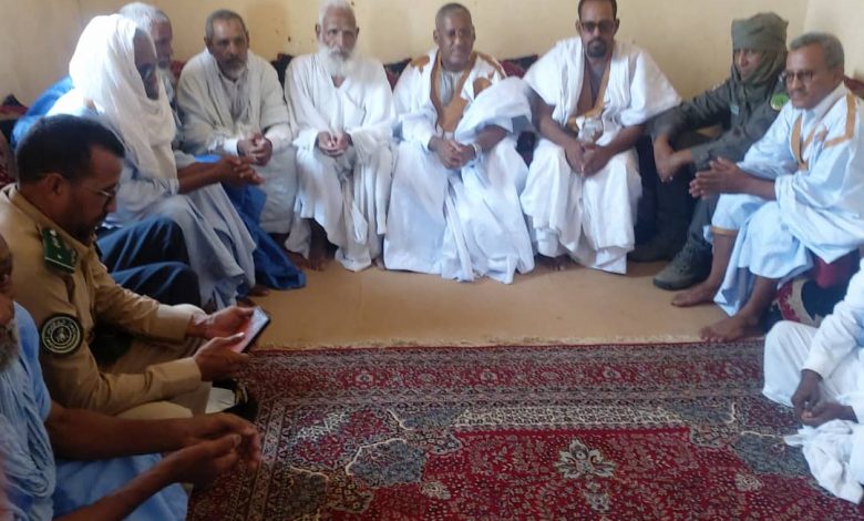 صورة والي لعصابه يقدم التعازي بإسم رئيس الجمهورية لاسرة اهل فحفو الكريمة