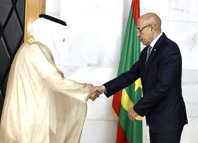 صورة الرئيس الموريتاني يتسلم اوراق اعتماد 17 سفيرا