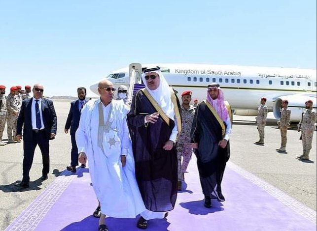 صورة رئيس الجمهورية يصل المملكة العربية السعودية