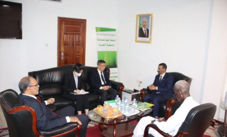 صورة السفير الصيني في زيارة للسلطة العليا للصحافة و السمعيات البصرية